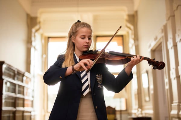 ragazza che suona il violino