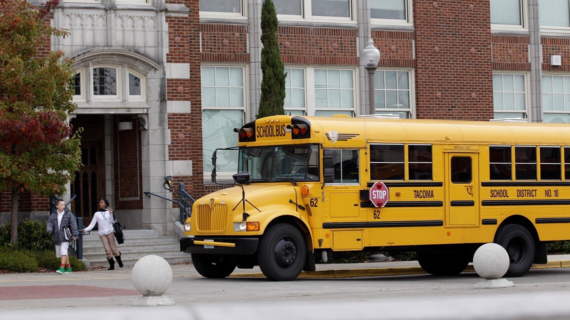 bus giallo usa con ragazzi fuori da scuola