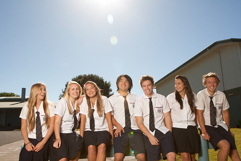 ragazzi australiani in divisa college che posano in gruppo
