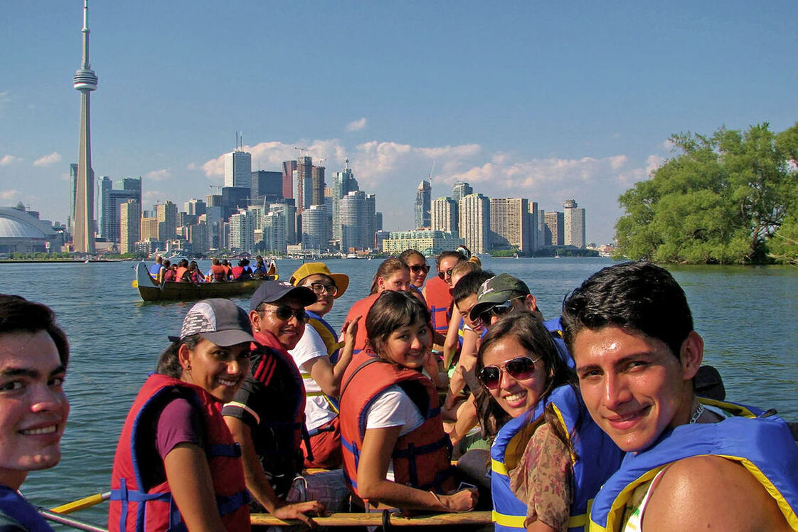 Ragazzi in barca davanti a skyline Toronto