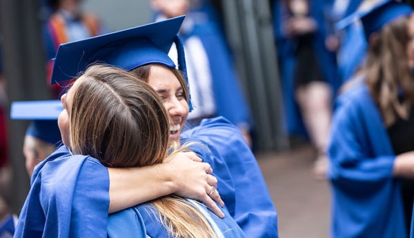 ragazze che si abbracciano il giorno della laurea