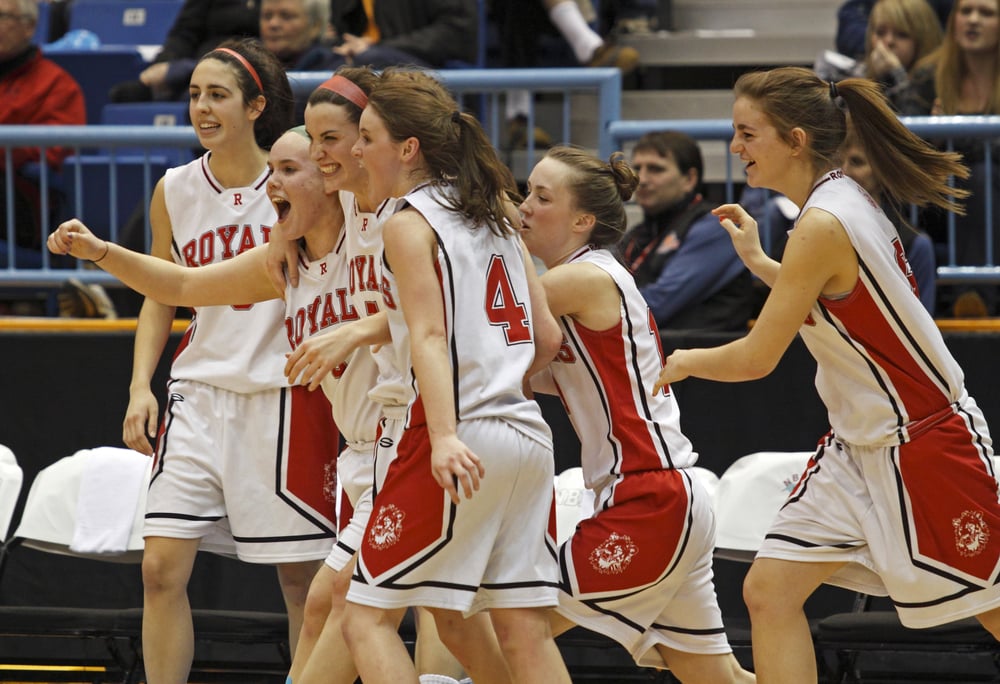 ragazze che esultano a una partita di basket