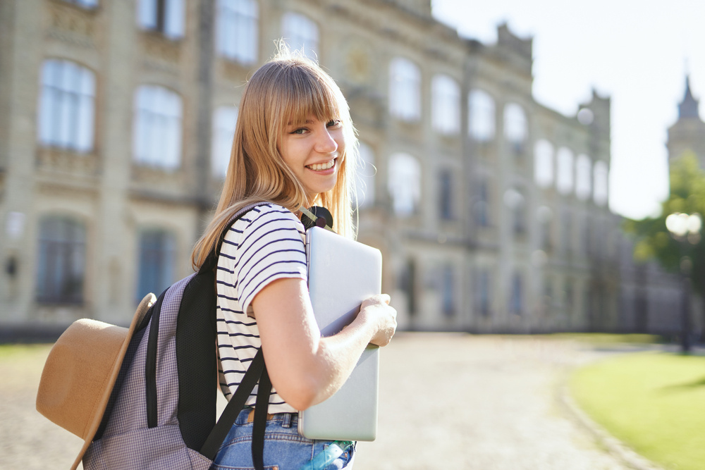 ragazze davanti a scuola
