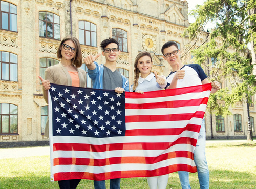 ragazzi con bandiera dell'usa