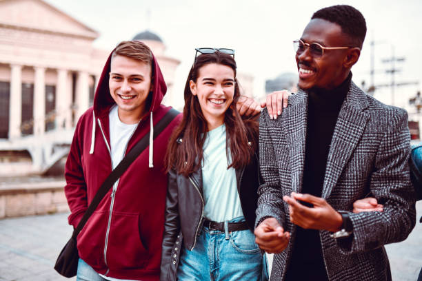 Studenti che parlano con insegnante mentre camminano