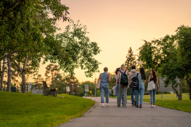 Studenti di corsi di lingue in un parco in Canada