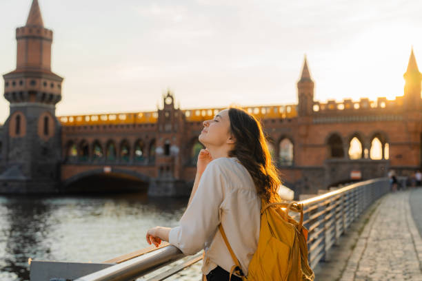 Studentessa che vista una cittadina