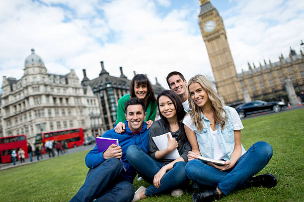 Studenti di corsi di lingue a Londra su un prato con dietro Big Ban