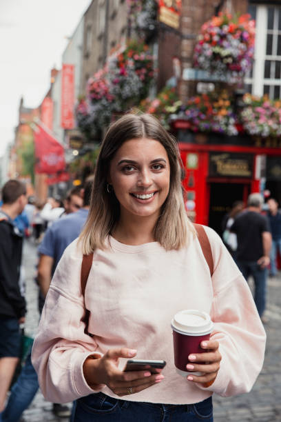 Studentessa di corsi di lingue davanti al Teple Bar di Dublino