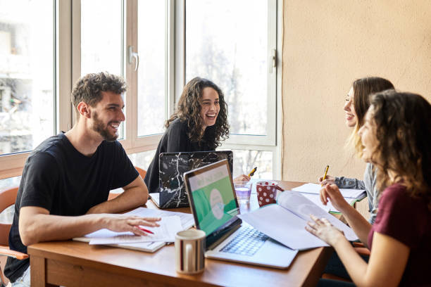 Ragazzi che studiano
