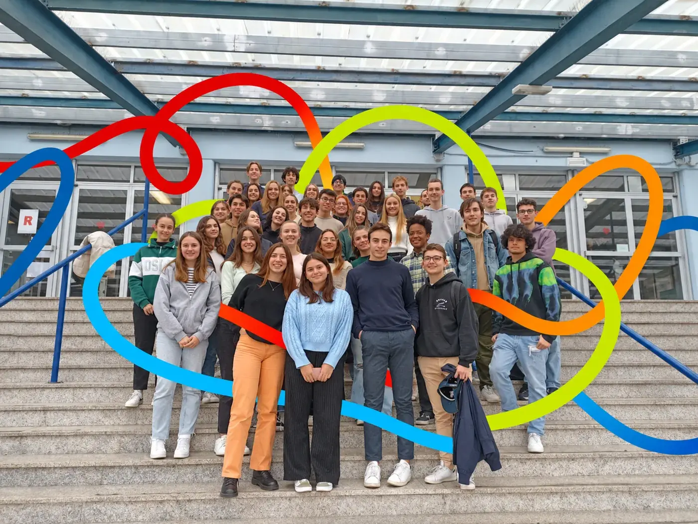 gruppo-studenti-scalinata-scuola-brand
