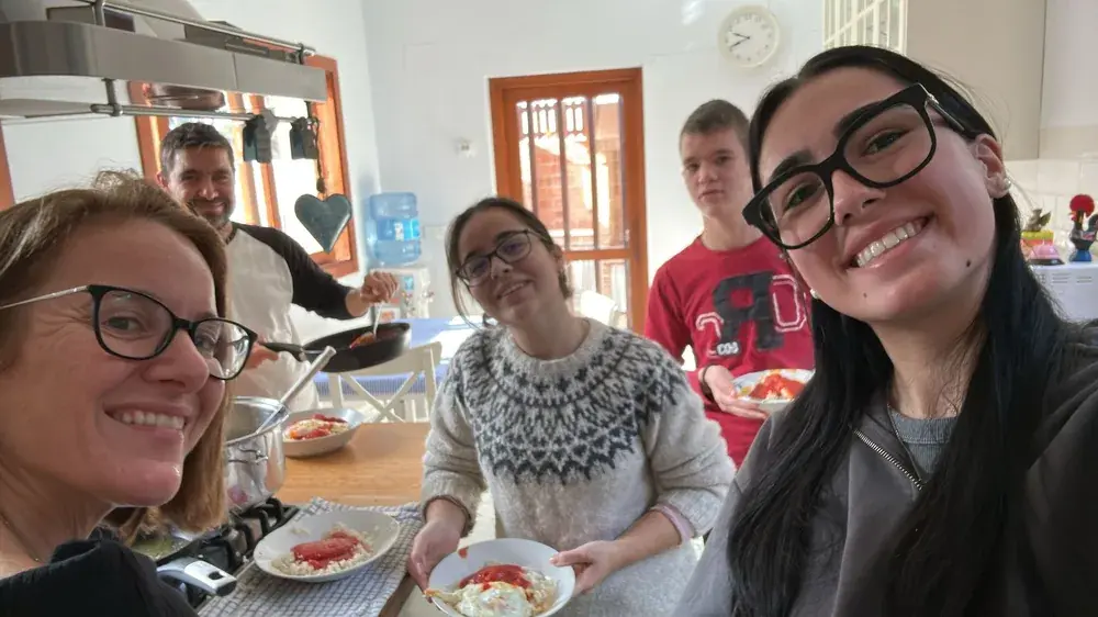 studente-famiglia-ospitante-cucina-spagna