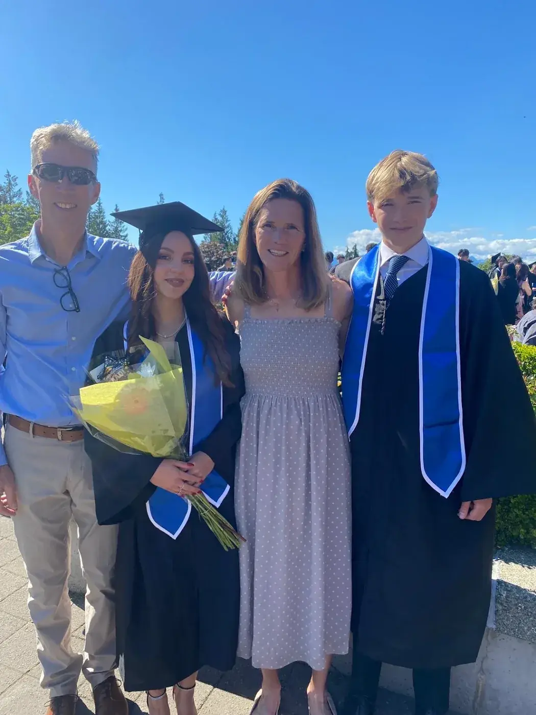 studentessa-diploma-famiglia-cerimonia-canada-verticale