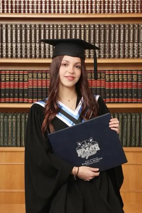 studentessa-ritratto-diploma-mcmath-canada-verticale