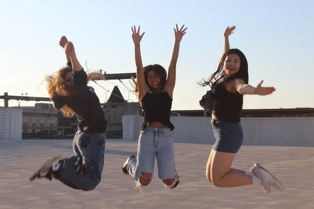 studentesse-salto-gioia-tetto