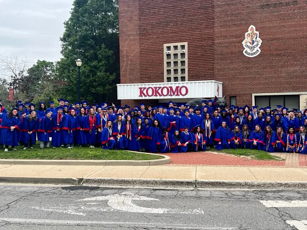 studenti-diploma-gruppo-high-school