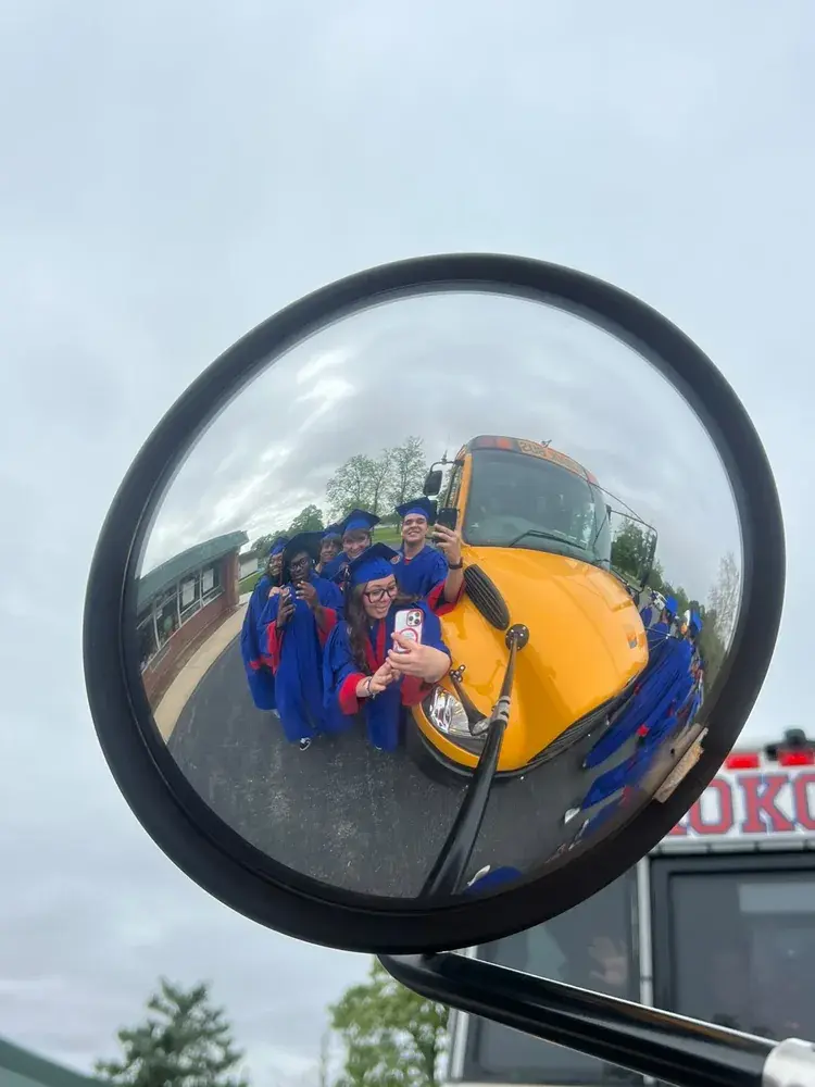 studenti-diploma-selfie-scuolabus